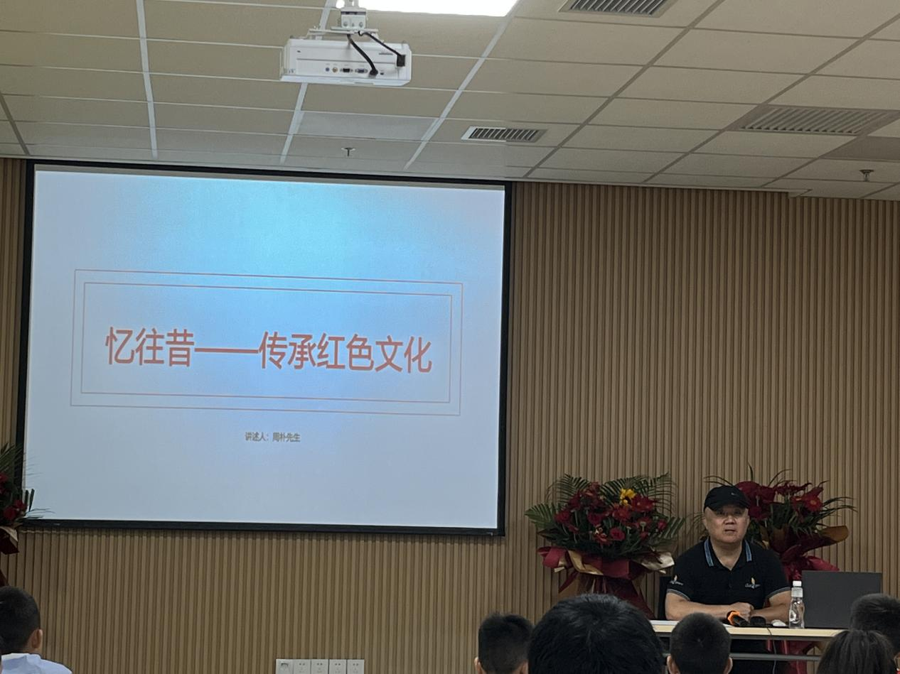 红色文化进社区    爱国精神代代传